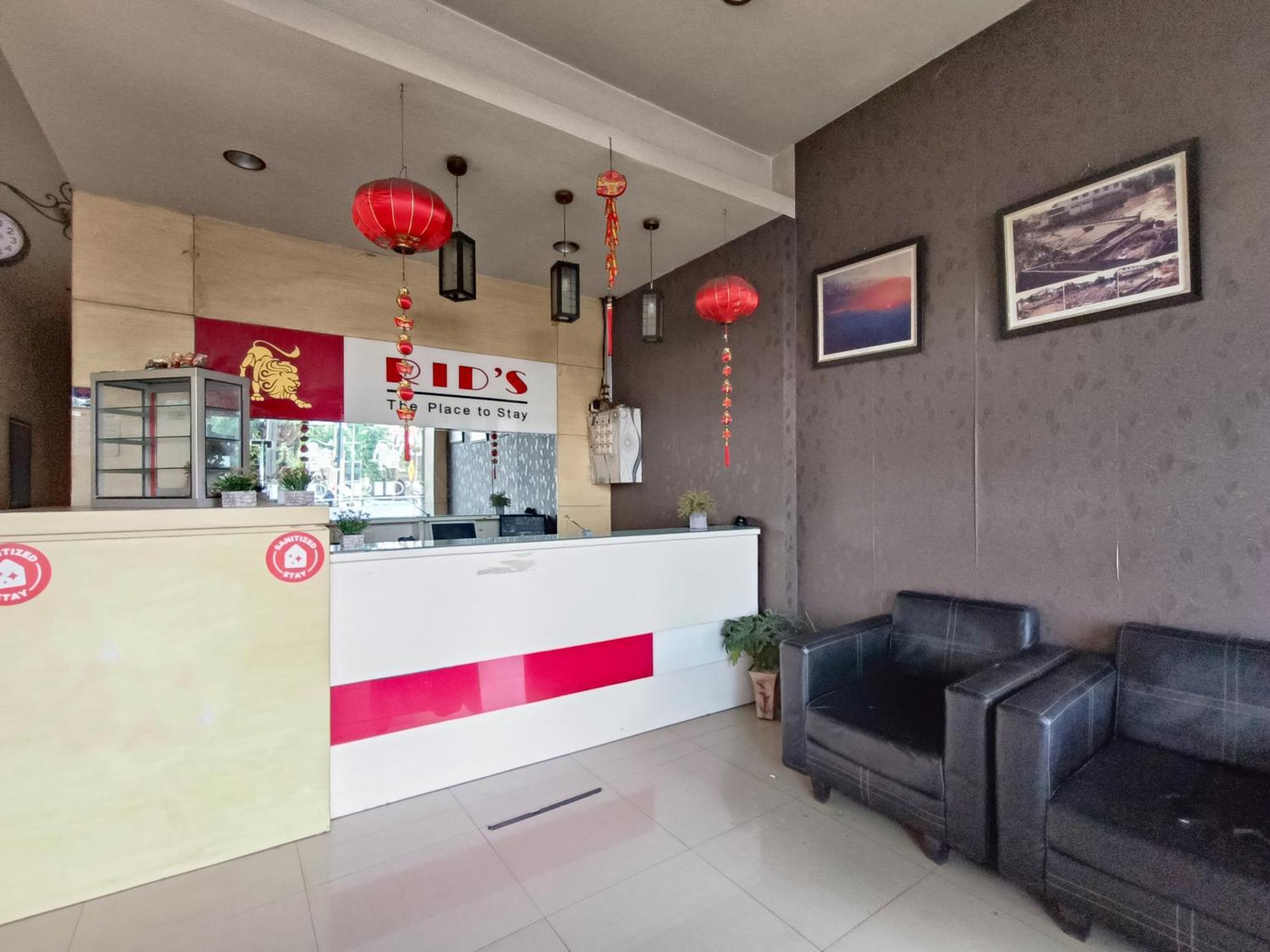 Oyo1769里德酒店 美娜多 外观 照片