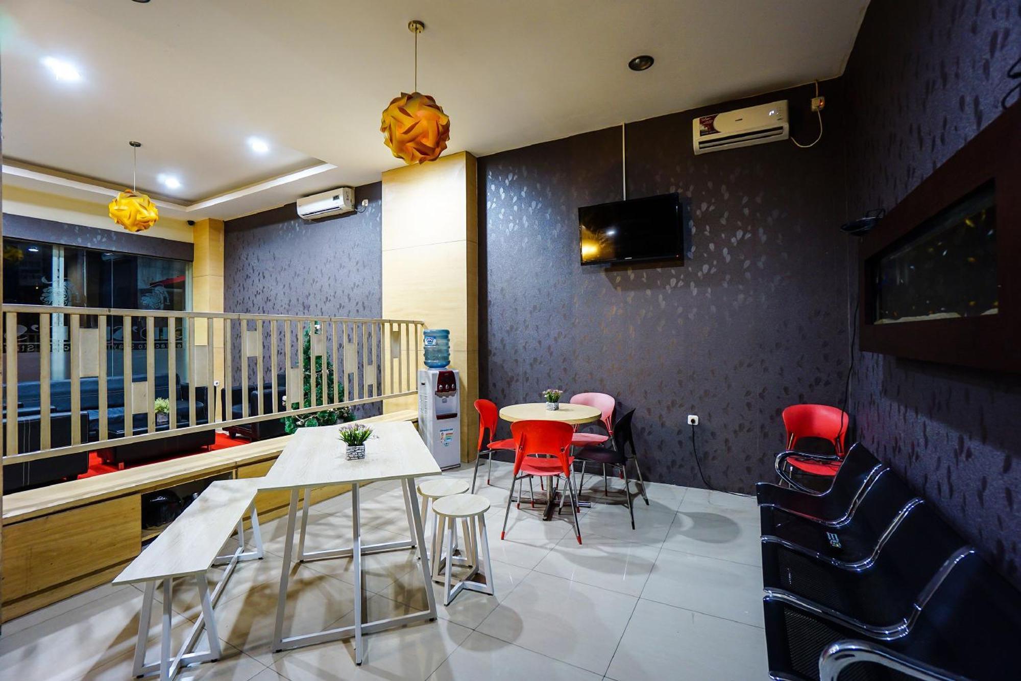Oyo1769里德酒店 美娜多 外观 照片