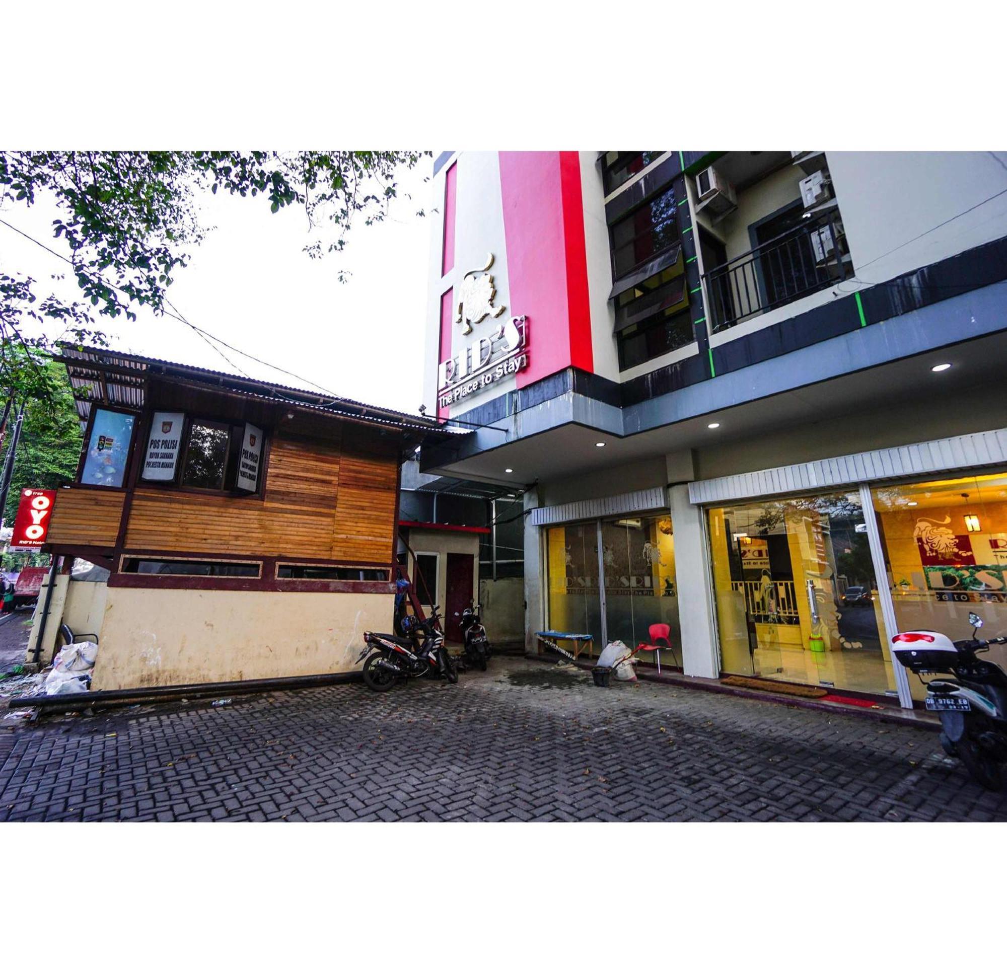 Oyo1769里德酒店 美娜多 外观 照片